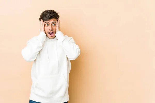 Joven Hombre Fresco Cubriendo Los Oídos Con Las Manos Tratando — Foto de Stock