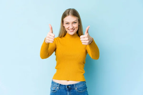 Junge Blonde Frau Isoliert Auf Blauem Hintergrund Lächelt Und Hebt — Stockfoto