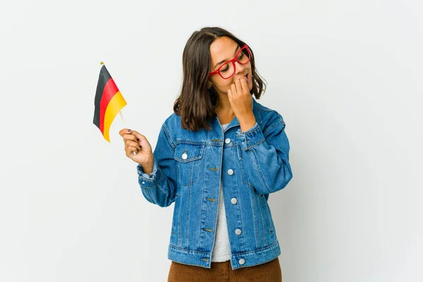 Junge Lateinische Frau Die Eine Deutsche Fahne Auf Weißem Hintergrund — Stockfoto