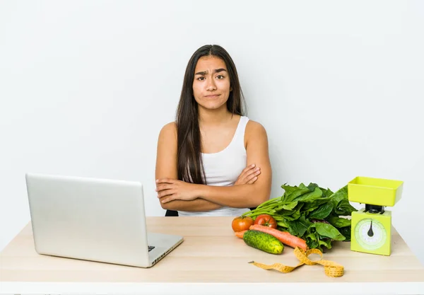 Jovem Nutricionista Mulher Asiática Isolado Fundo Branco Infeliz Olhando Câmera — Fotografia de Stock