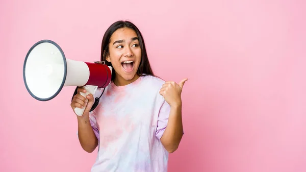 Jonge Aziatische Vrouw Het Houden Van Een Megafoon Geïsoleerd Roze — Stockfoto