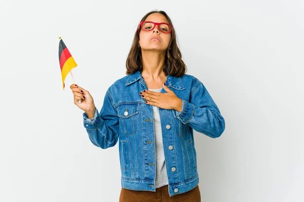 Junge Lateinische Frau Mit Einer Deutschen Fahne Auf Weißem Hintergrund — Stockfoto