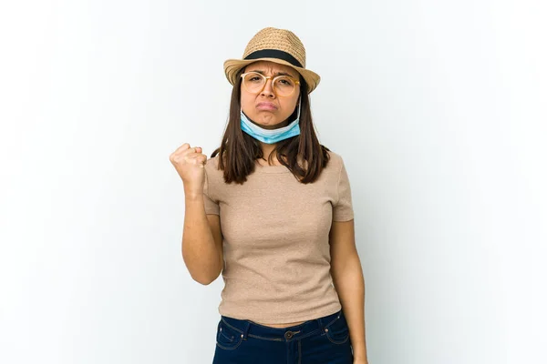 Giovane Donna Latina Che Indossa Cappello Maschera Proteggere Covid Isolato — Foto Stock