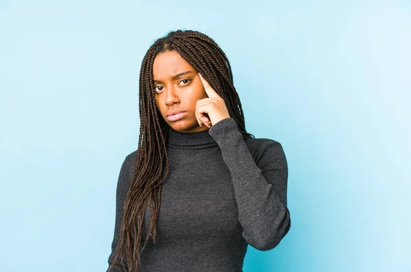 Mladá Africká Američanka Izolovaná Modrém Pozadí Ukazující Prstem Chrám Přemýšlející — Stock fotografie