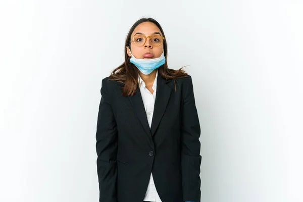 Maske Takan Genç Kadını Beyaz Arka Planda Izole Bir Şekilde — Stok fotoğraf