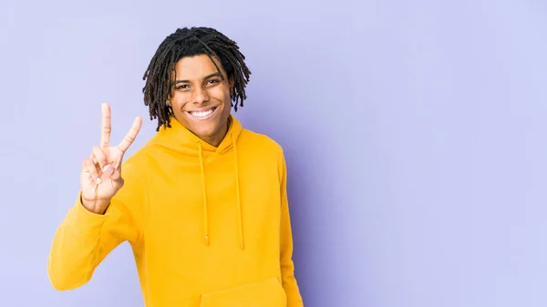 Junger Afrikanisch Amerikanischer Rastamann Zeigt Siegeszeichen Und Lächelt Breit — Stockfoto