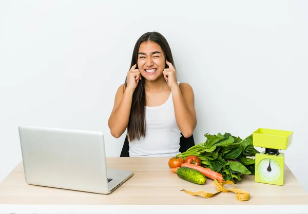 Jovem Nutricionista Mulher Asiática Isolado Fundo Branco Cobrindo Orelhas Com — Fotografia de Stock