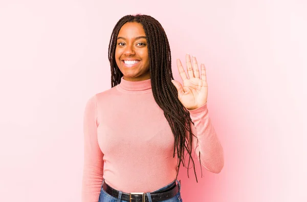 Νεαρή Αφροαμερικανή Απομονωμένη Ροζ Φόντο Χαμογελαστή Νούμερο Πέντε Δάχτυλα — Φωτογραφία Αρχείου