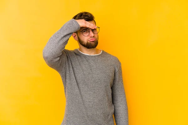 Young Caucasian Man Isolated Yellow Background Touching Temples Having Headache — Stock Photo, Image