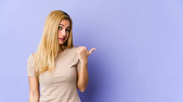 Jeune Femme Caucasienne Blonde Choquée Pointant Avec Des Index Vers — Photo