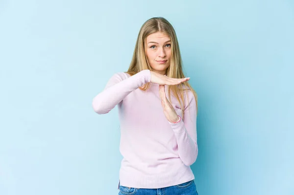 Jeune Femme Blonde Isolée Sur Fond Bleu Montrant Geste Timeout — Photo