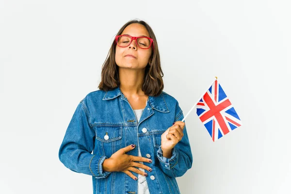 Mladá Latinská Žena Držící Anglickou Vlajku Izolovanou Bílém Pozadí Dotýká — Stock fotografie