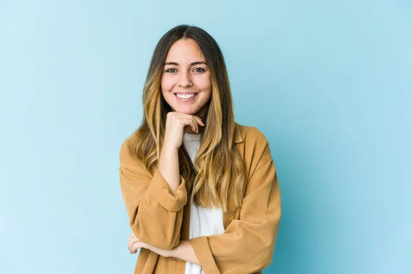 Giovane Donna Caucasica Isolata Sfondo Blu Sorridente Felice Fiducioso Toccando — Foto Stock