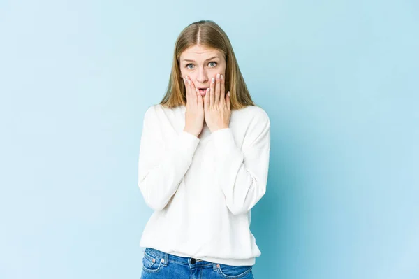 Giovane Donna Bionda Isolata Sfondo Blu Scioccata Coprendo Bocca Con — Foto Stock