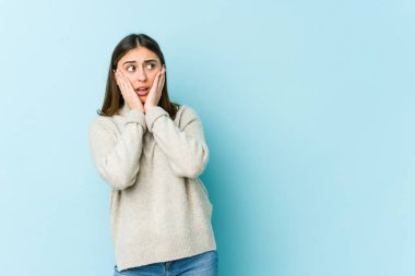 Genç beyaz kadın korkmuş ve korkmuş..