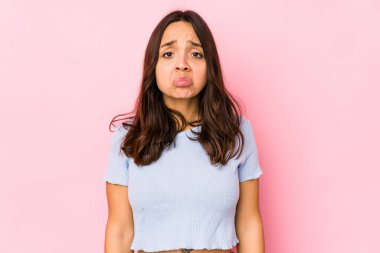 Genç, melez İspanyol kadın yalnız, yanaklara vuruyor, yorgun bir ifade takınıyor. Yüz ifadesi kavramı.