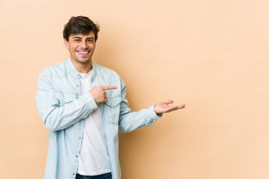 Havalı bir genç, elinde bir fotokopi odası tutarken heyecanlı..