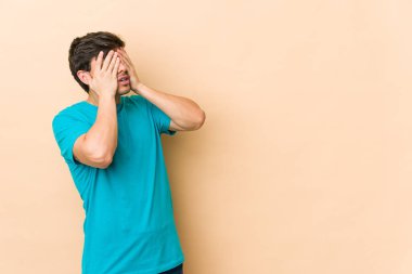 Genç havalı adam elleriyle gözlerini kapatmaktan korkuyor..