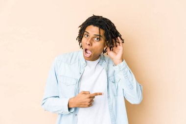 Genç Afrikalı Amerikalı Rasta bir dedikoduyu dinlemeye çalışıyor..