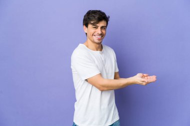 Havalı bir genç, elinde bir fotokopi odası tutuyor..