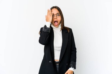 Genç melez iş kadını beyaz arka planda izole edilmiş, yüzünün yarısını palmiye ile örterek eğleniyor..