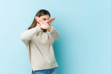 Kafkasyalı genç bir kadın iki kolu çapraz tutuyor, inkar kavramı..