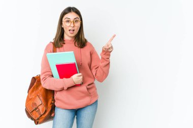 Beyaz arka planda izole edilmiş beyaz tenli genç, beyaz bir kadın.