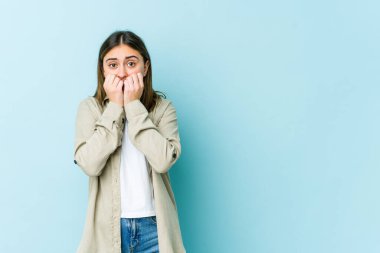 Tırnak yiyen genç beyaz kadın, gergin ve çok endişeli..