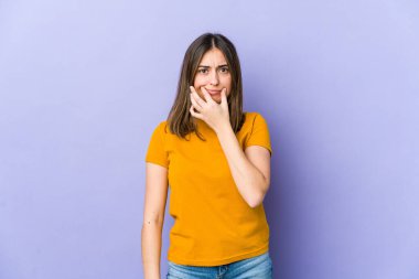 Kafkasyalı genç bir kadın iki seçenek arasında şüpheye düşüyor.