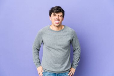 Genç, havalı, komik ve dost canlısı bir adam..