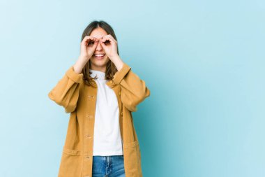 Kafkasyalı genç bir kadın gözlerinin üzerinde 