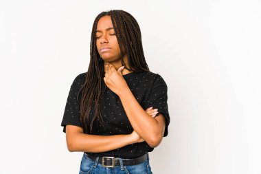 Beyaz arka planda izole edilmiş genç Afrikalı Amerikalı kadın virüs veya enfeksiyon yüzünden boğazında ağrı hissediyor..