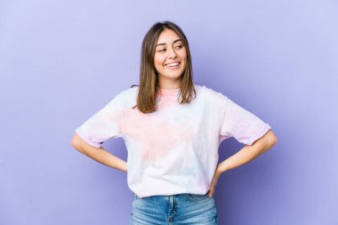 Genç beyaz kadın gülüyor ve gözlerini kapıyor, rahatlamış ve mutlu hissediyor..