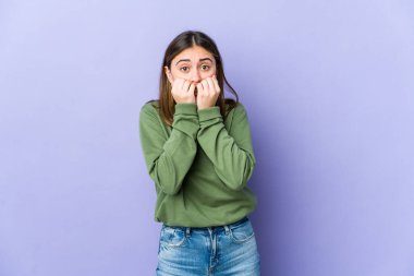 Tırnak yiyen genç beyaz kadın, gergin ve çok endişeli..