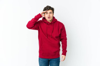 Genç havalı adam yüksek sesle bağırır, gözleri açık ve elleri gergin tutar..