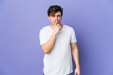 Genç, havalı bir adam düşünür ve bakar, düşünceli, düşünceli, fantezi kurar..