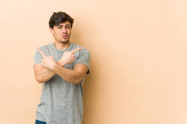 Genç havalı adam iki seçenek arasında seçim yapmaya çalışıyor..