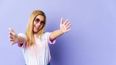 Genç sarışın beyaz kadın kameraya sarıldığı için kendinden emin..