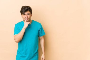 Genç, havalı bir adam düşünür ve bakar, düşünceli, düşünceli, fantezi kurar..