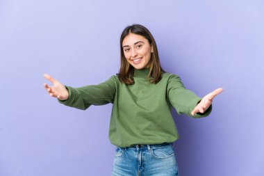 Beyaz bir kadın hoş bir yüz ifadesi sergiliyor..