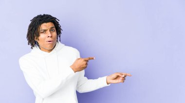 Genç Afrikalı Amerikalı Rasta adam işaret parmaklarıyla fotokopi alanını işaret ederek heyecan ve arzusunu ifade ediyor..