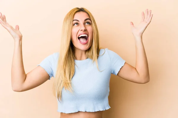 Giovane Donna Caucasica Bionda Urlando Cielo Alzando Sguardo Frustrato — Foto Stock