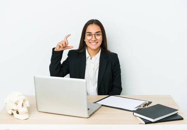 Jovem Traumatologista Mulher Asiática Isolado Fundo Branco Segurando Algo Pouco — Fotografia de Stock