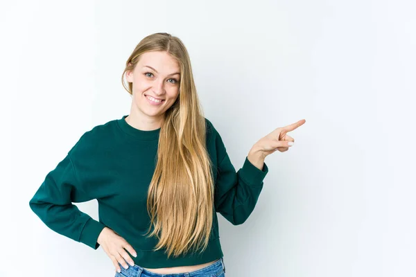 Mujer Rubia Joven Aislada Sobre Fondo Blanco Sonriendo Alegremente Señalando —  Fotos de Stock