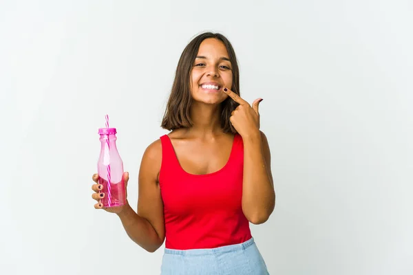 Junge Lateinische Frau Mit Milchshake Auf Weißem Hintergrund Lächelt Und — Stockfoto