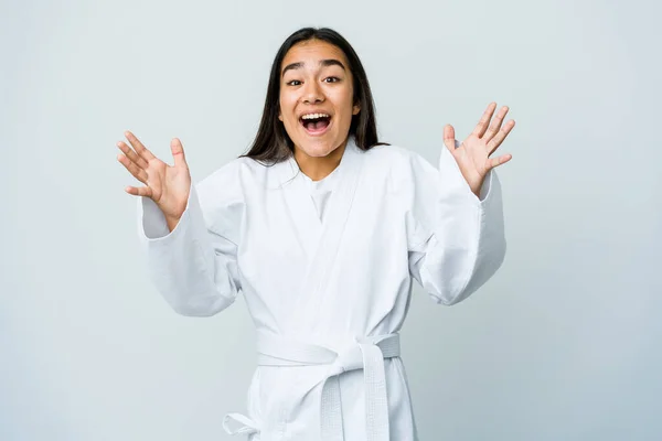 Joven Asiática Haciendo Karate Aislada Sobre Fondo Blanco Recibiendo Una — Foto de Stock