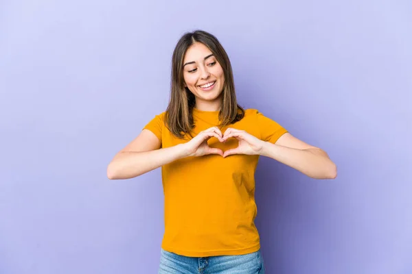 Mulher Branca Jovem Sorrindo Mostrando Uma Forma Coração Com Mãos — Fotografia de Stock