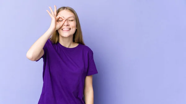 Joven Rubia Aislada Sobre Fondo Púrpura Excitada Manteniendo Gesto Bien —  Fotos de Stock