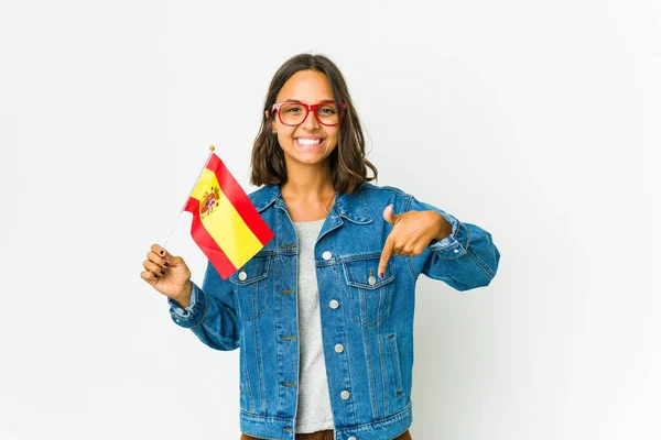 Junge Spanierin Mit Fahne Auf Weißem Hintergrund Zeigt Mit Fingern — Stockfoto