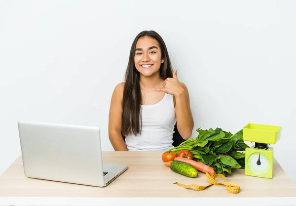 Jovem Nutricionista Mulher Asiática Isolado Fundo Branco Mostrando Telefone Celular — Fotografia de Stock